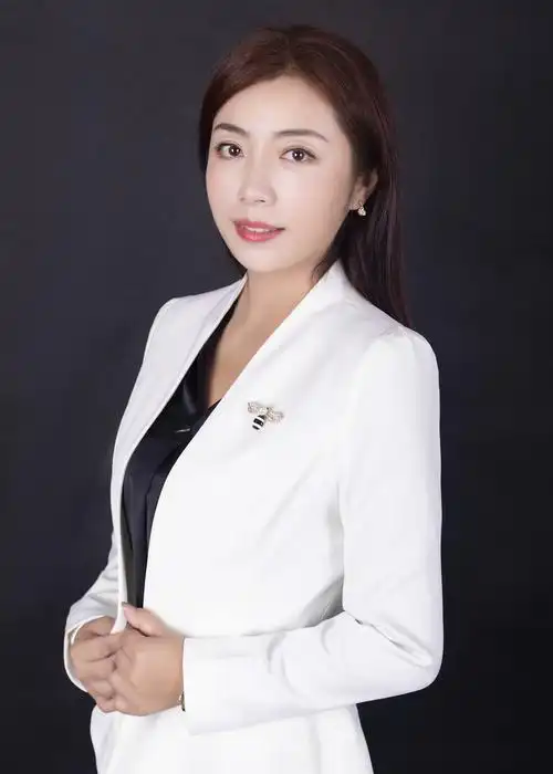 云影轻荷的肖像写真作品《南宁高管商务形象照女士职场照》