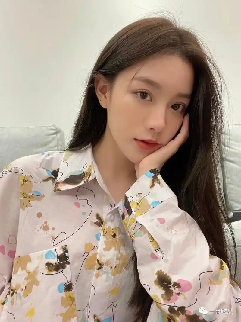 高颜值美女自拍照 甜美笑容清纯可人