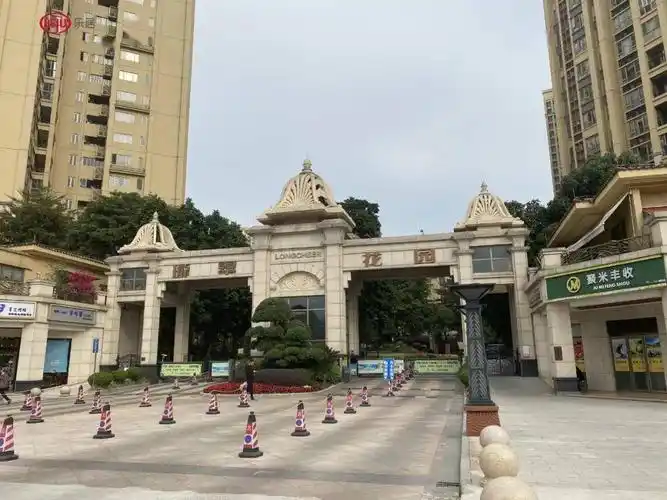 处,毗邻广州南站,距离地铁7号线钟村站较近,附近还有珑翠花园公交站