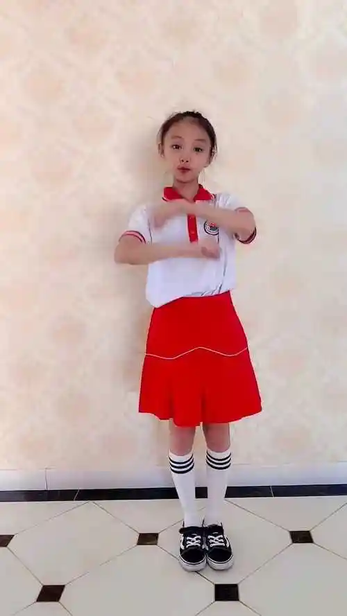 小学生版的手势舞,看着是不是可爱极了?