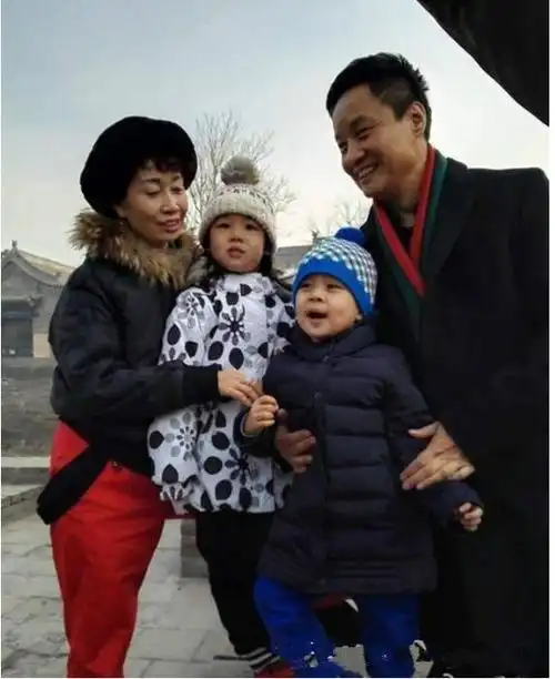 歌唱家阎维文:不离不弃照顾妻子20年,女婿背景不一般