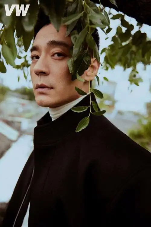 李光洁秋冬大片释出眼神深邃尽显儒雅绅士气质