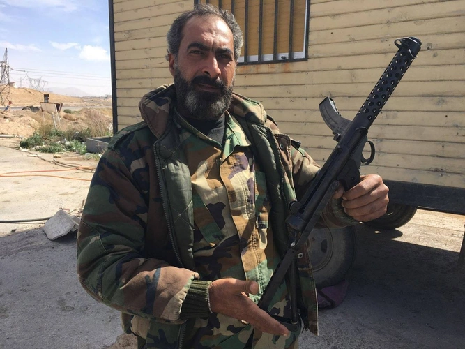 叙利亚内战初期的叛军有多穷煤气罐做炮弹自制遥控装甲车