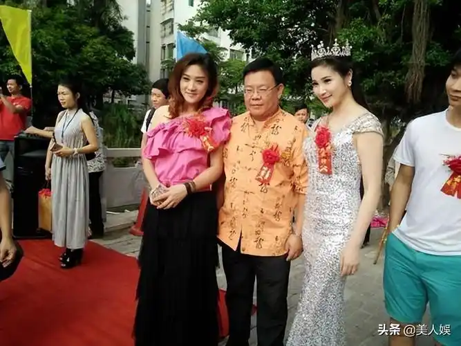 《今日关注》主持人郑达妻子首度曝光,似香港富婆