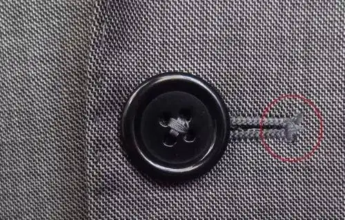▼扣眼的缝合处没有处理好,有多余的线头