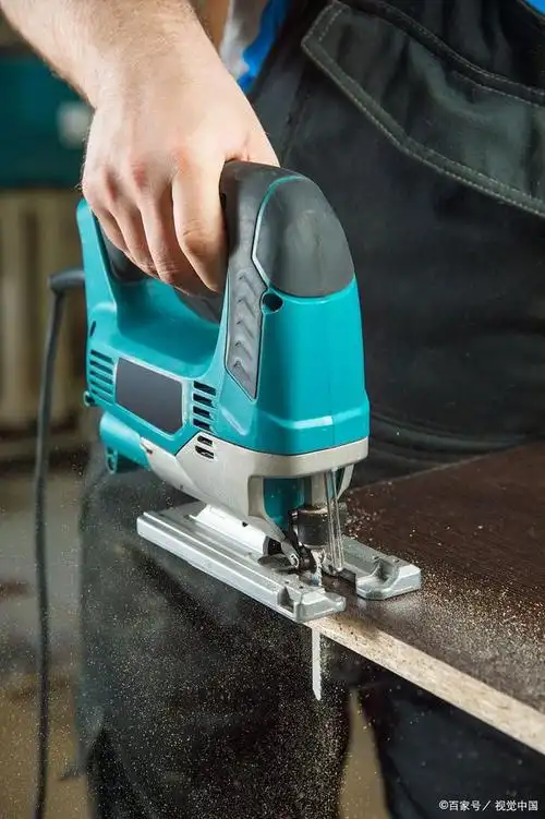 电动割线锯,是一种现代化的电动木工工具,以其高效精确的切割能力而