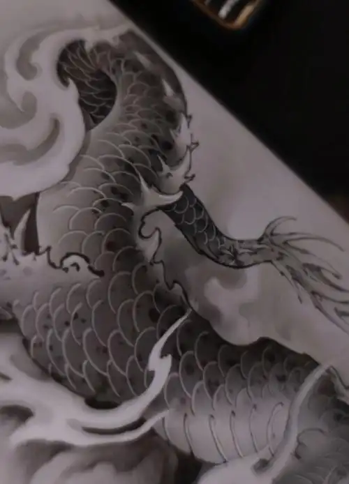 结合身材形体,打破常规构图设计#我的纹身分享  #传统纹身  #龙  #老