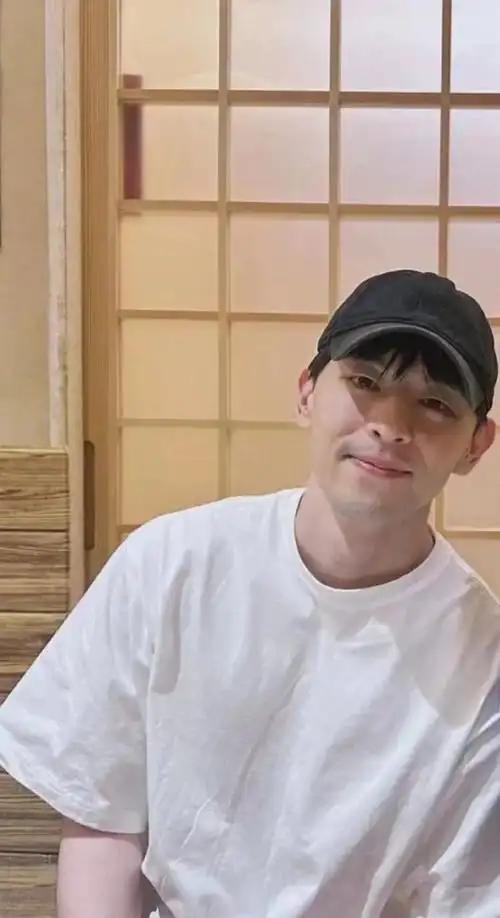 邓伦最新素颜照,身材发福胡子拉碴,与友人相聚坐c位,强颜欢笑