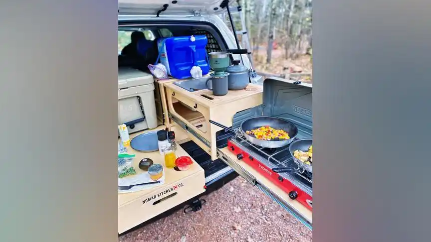 【游牧厨房】 这是一个可以安装在汽车后备箱中的移动厨房