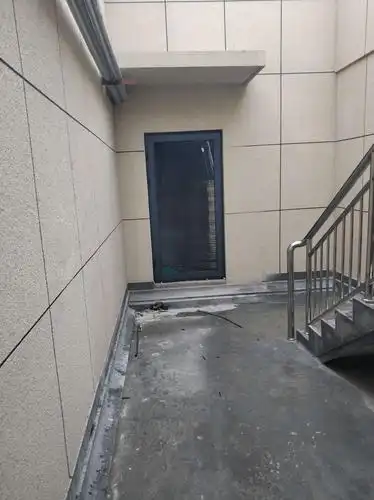 写字楼通屋面楼梯口水箱间玻璃门已安装,下沉广场龙骨已完成,石材材料