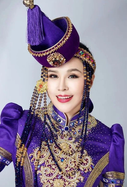 乌兰图雅与乌兰托娅傻傻分不清,同一天直播粉丝数量却大相径庭