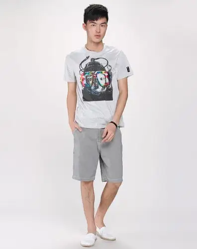 浅花灰色印图圆领短袖t恤