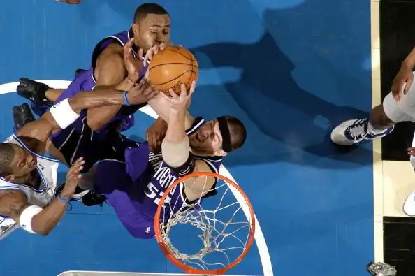 图文nba国王7883魔术米勒抢篮板决不放手