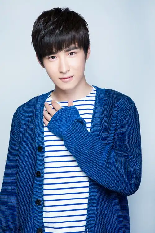 组图:吴昊泽新年写真曝光 眼神明亮笑容治愈_高清图集_新浪网