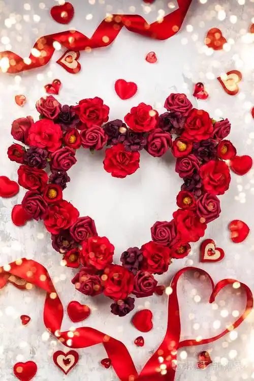浅灰色复古背景上心形的红玫瑰
