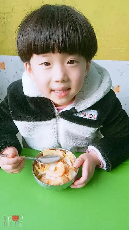 中班宝宝们的日常生活照片