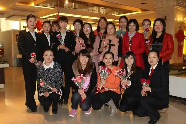 明媚春光真情绽放信阳昌建公司向全体女同事献上节日祝福