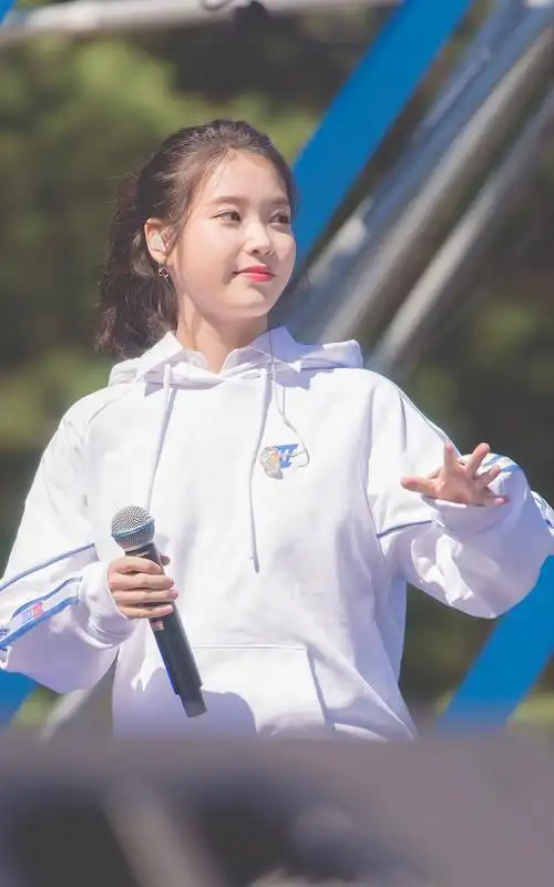 iu同款卫衣韩版白色拉条织带字母印花宽松口袋连帽长袖卫衣同款 白色