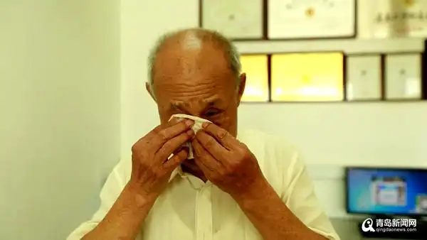 一张照片暖哭朋友圈:83岁老人的跨城"婴儿抱"