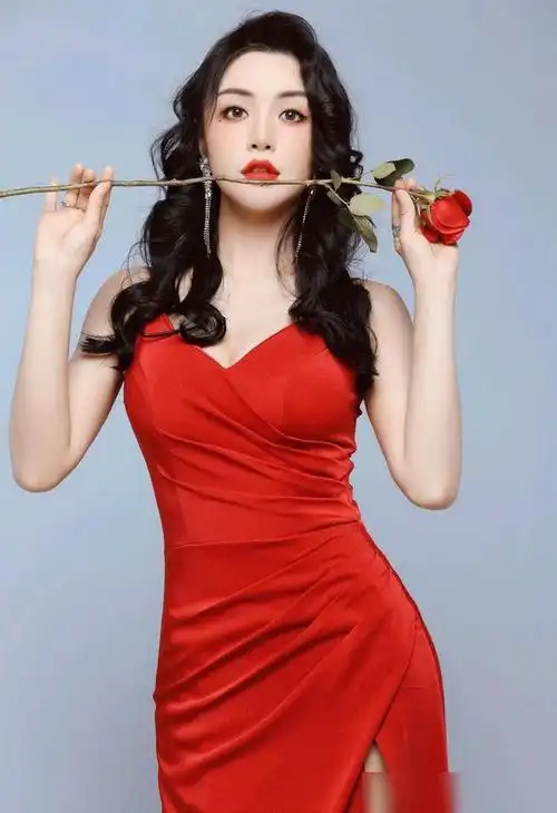 论美貌毒菩萨也是排得上名的赵茜的美腿很是迷人颜值在线