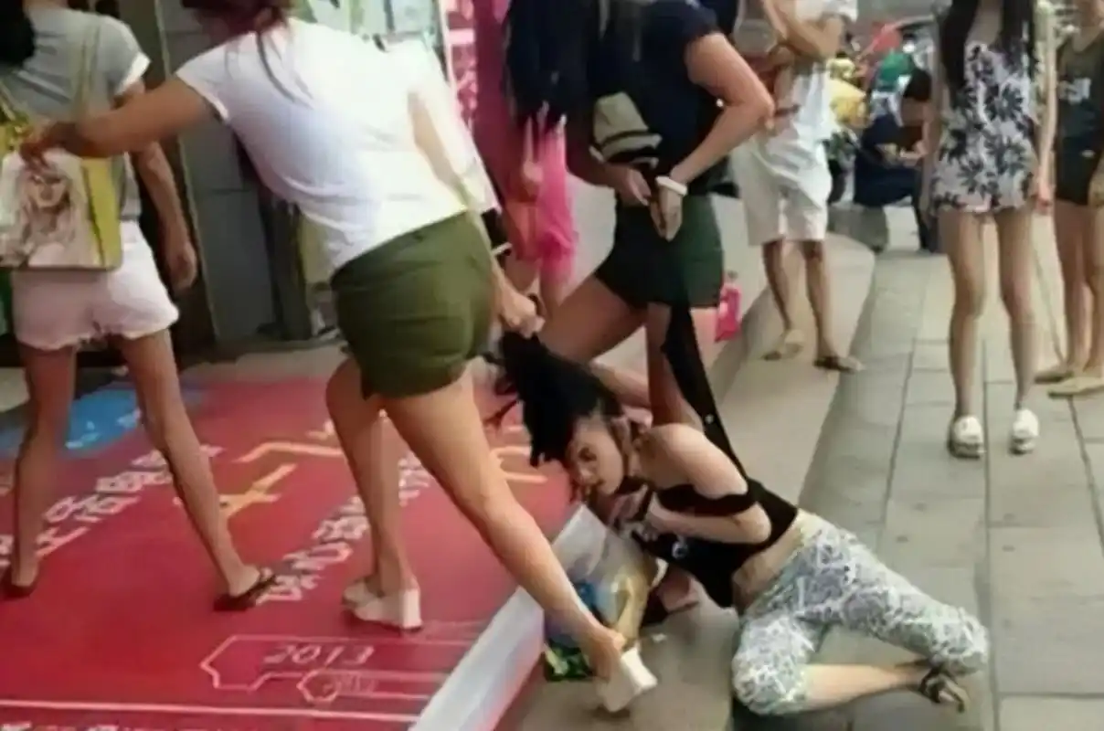 这是一张标题为"广西多名女生围殴打架,女小三被扒光肚兜"的图片.