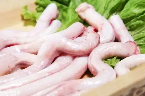 可以使用肉苁蓉,菟丝子,炮附片等专门泡酒的材料,而且新鲜的狗鞭泡酒