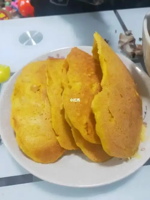 玉米锅贴教程取适量玉米面,用温水调成絮状,温水化酵母粉继续搅拌