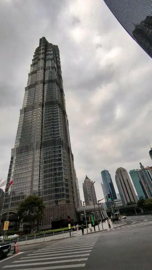 金茂大厦被誉为"中国塔",它具有中国古塔韵味及特色.