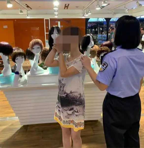 图说:犯罪嫌疑人指认现场 徐汇警方供图