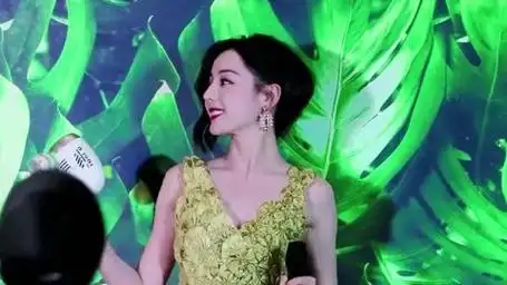 迪丽热巴穿高定裙走红毯 王一博假唱上热搜引争议