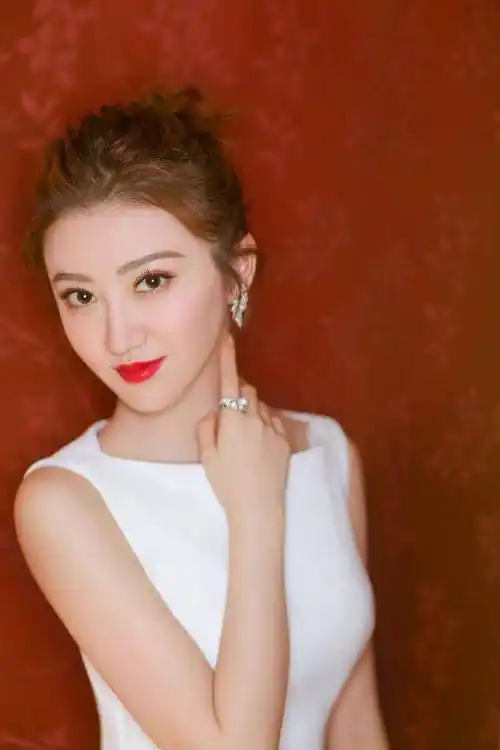 景甜又美出新高度,穿白色连衣裙显白又甜美,白皙肌肤和迷人气质