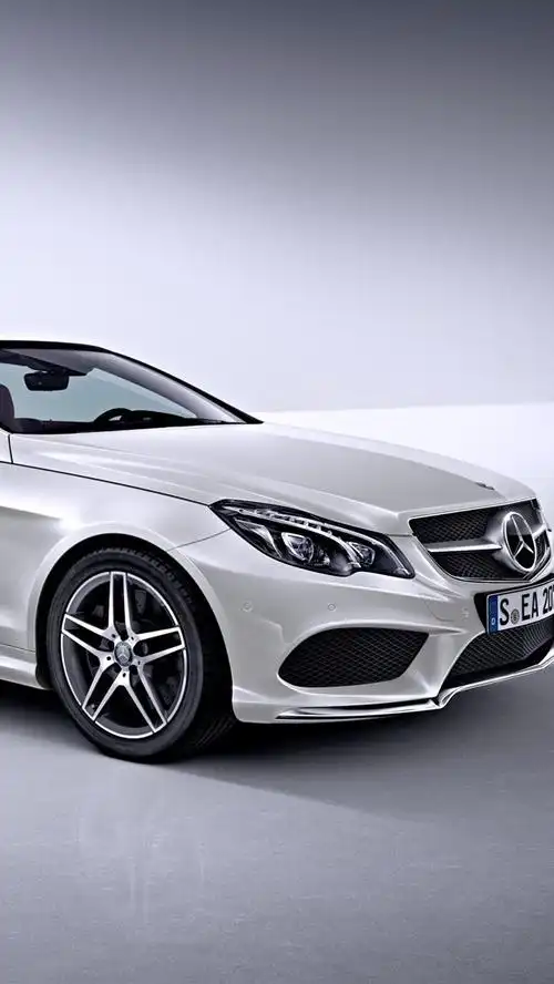 梅赛德斯-奔驰e级白色轿车