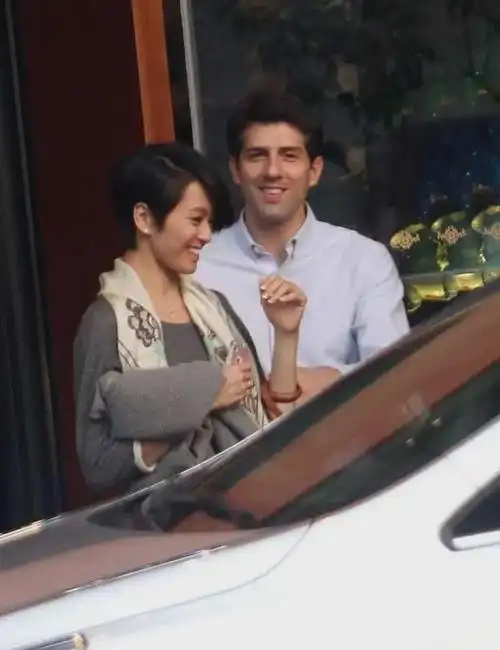 梁咏琪演唱会外籍丈夫携9岁女儿现身为其庆生老公满眼爱意