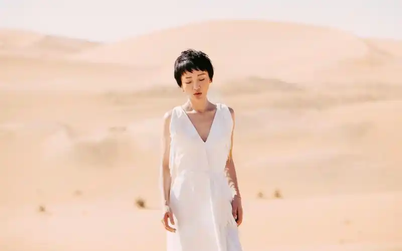 周迅沙漠时尚大片