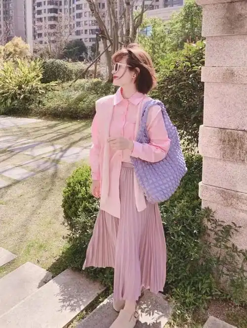 粉色衣服搭配粉色系的粉色,桃粉色,玫粉色包包不仅不会显得太甜腻