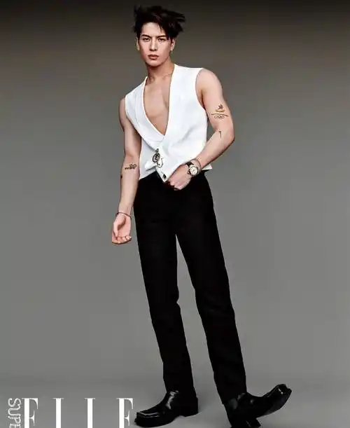 王嘉尔最新时尚大片,这就是在秀身材,鲨鱼线变"风景线"_健身_肌肉