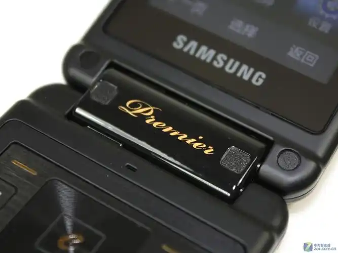 p>三星w799采用了翻盖造型双屏设计,内外两个屏幕都为3.