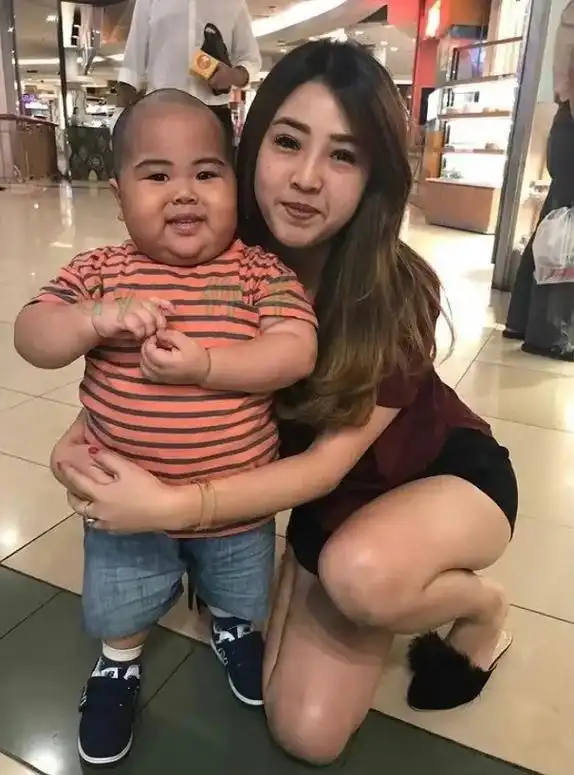 害羞蛋,笑嘻嘻.#创作灵感 #tatan印尼小胖子 #印尼小 - 抖音