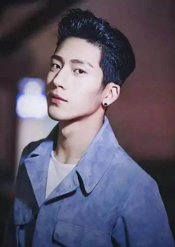 井柏然陈坤年轻的时候已经非常帅气了,但到了中年后,更加的有男人味