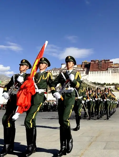 组图:各地举行升国旗仪式庆祝国庆