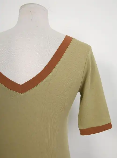 配色滚边v领合身t恤