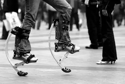 本报讯(记者 梁龄)花1480元就可以买一双鞋底部带弹簧的高跷鞋