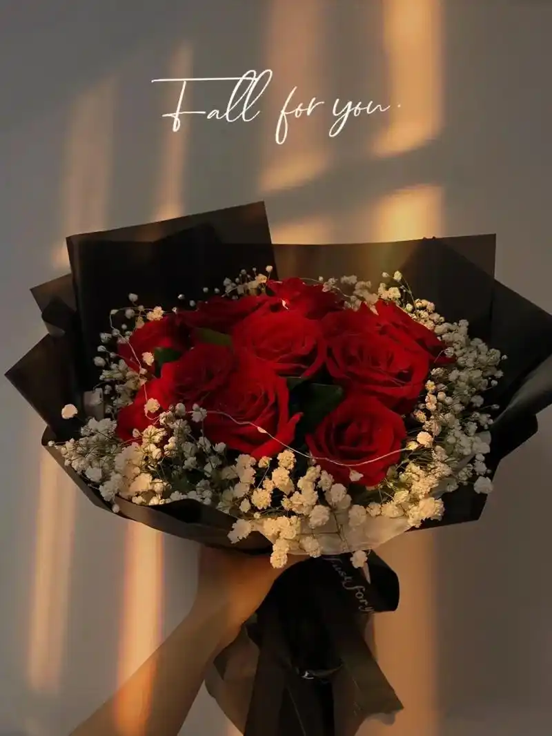 怦然心动【新年花束】11多玫瑰花77满天星.