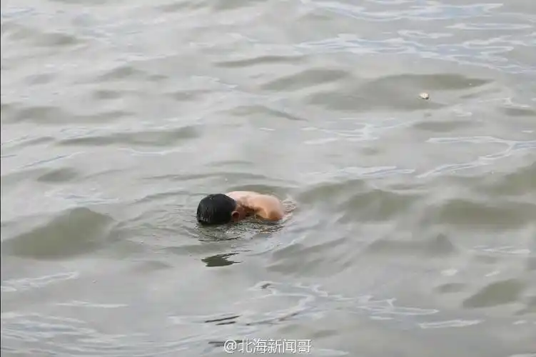 外沙岛海面捞起一具成年男子浮尸,来源和死因不明(网友补充现场图)