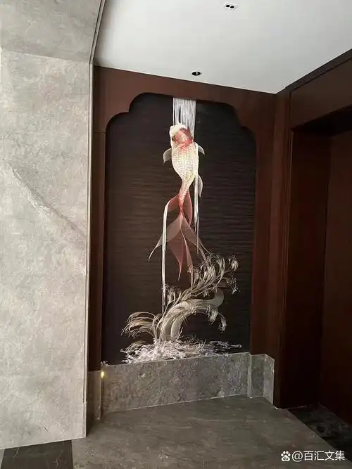 这 玄关楼梯间的壁画也太有艺术感了吧,!