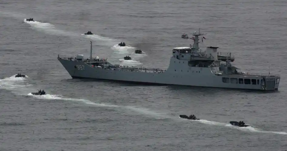 中国人民解放军海军"云雾山"号登陆舰准备接纳步兵战车登船