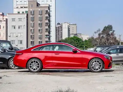 奔驰e级(进口) 2023款 e 260 轿跑车车身外观_熔岩红_奔驰_汽车图片