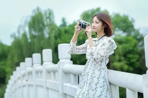 《玩相机的女孩》