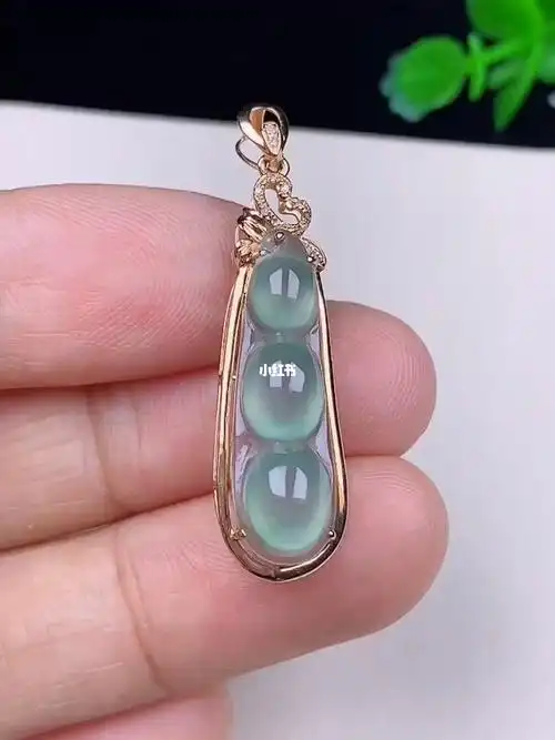 婆婆送的天然翡翠冰湖绿福豆18k金镶嵌