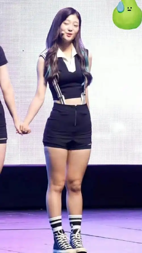 郑采妍身长腿短,萝卜腿,学她穿搭是不是能扬长避短